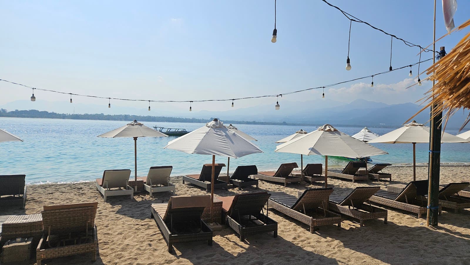 Zipp Bar Restaurant & Bungalows 3